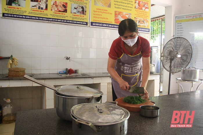 Bữa ăn bán trú đầu tiên của trẻ mầm non sau thời gian nghỉ học phòng, chống dịch COVID-19