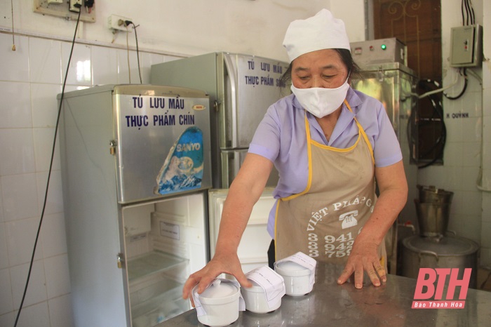 Bữa ăn bán trú đầu tiên của trẻ mầm non sau thời gian nghỉ học phòng, chống dịch COVID-19