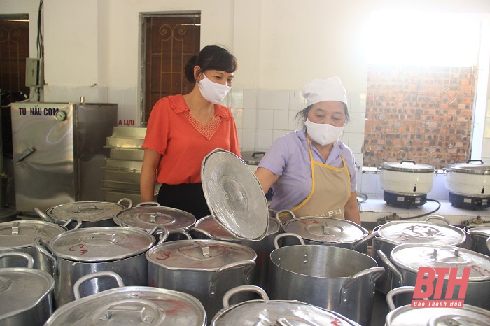Bữa ăn bán trú đầu tiên của trẻ mầm non sau thời gian nghỉ học phòng, chống dịch COVID-19