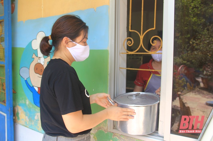 Bữa ăn bán trú đầu tiên của trẻ mầm non sau thời gian nghỉ học phòng, chống dịch COVID-19