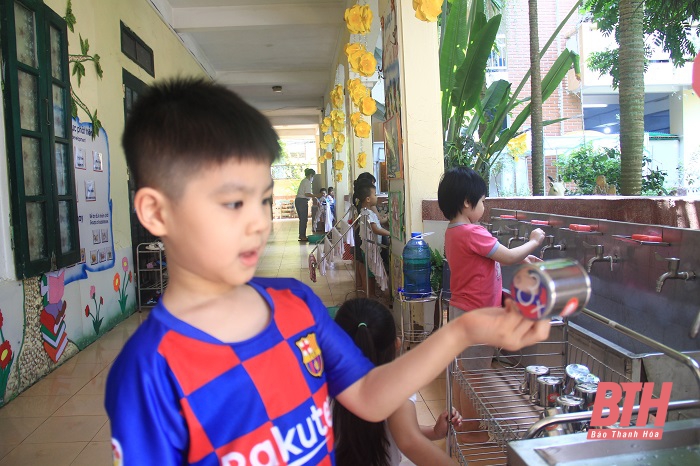 Bữa ăn bán trú đầu tiên của trẻ mầm non sau thời gian nghỉ học phòng, chống dịch COVID-19