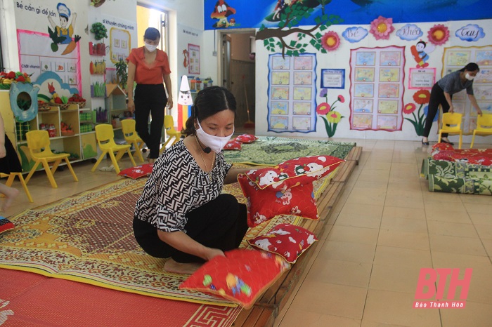 Bữa ăn bán trú đầu tiên của trẻ mầm non sau thời gian nghỉ học phòng, chống dịch COVID-19