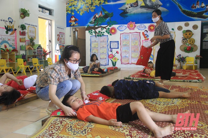 Bữa ăn bán trú đầu tiên của trẻ mầm non sau thời gian nghỉ học phòng, chống dịch COVID-19