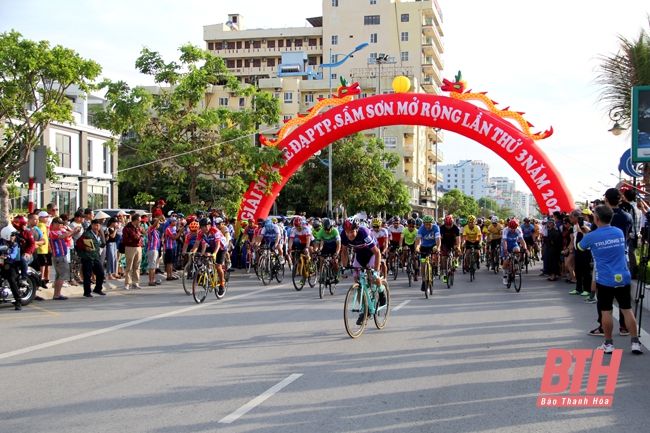 Gần 450 tay đua tranh tài tại Giải đua xe đạp TP Sầm Sơn mở rộng “Hành trình cùng thành phố du lịch biển xứ Thanh”