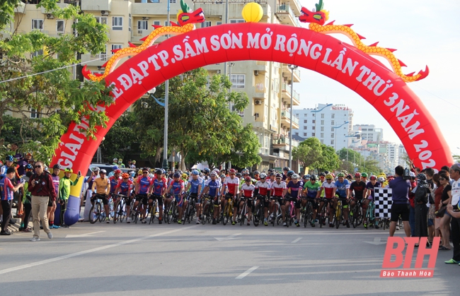 Gần 450 tay đua tranh tài tại Giải đua xe đạp TP Sầm Sơn mở rộng “Hành trình cùng thành phố du lịch biển xứ Thanh”