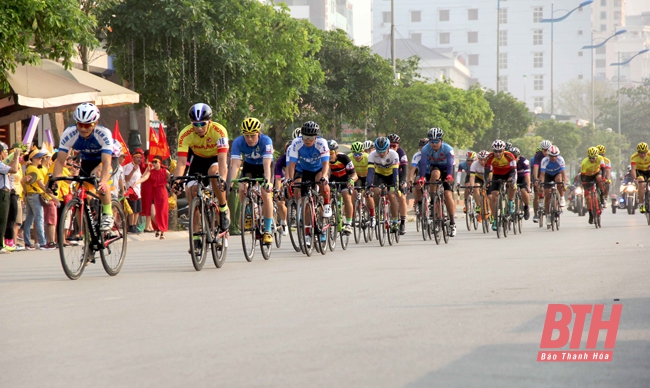 400 tay đua tranh tài tại Giải đua xe đạp TP Sầm Sơn mở rộng “Hành trình cùng thành phố du lịch biển”