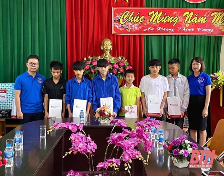 Đoàn Thanh niên Agribank Thanh Hóa trao quà cho trẻ em tàn tật