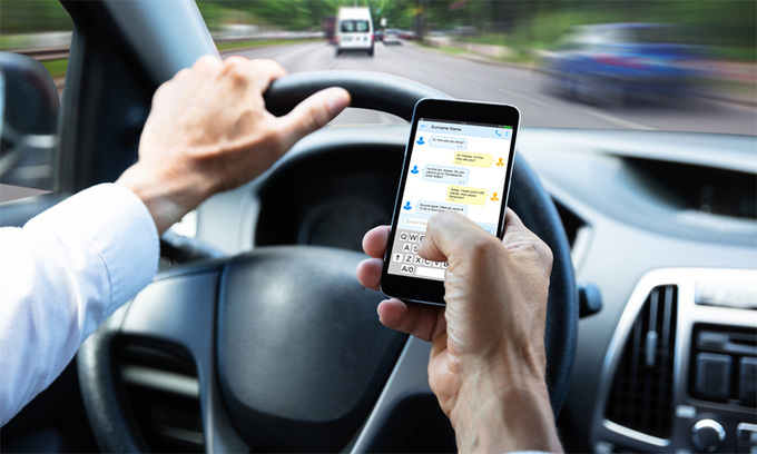 Nghiêm cấm dùng tay sử dụng điện thoại di động khi lái xe