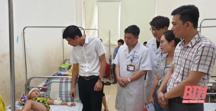 Hội Đồng đội tỉnh Thanh Hóa thăm cháu bé bị thương trong vụ tại nạn giao thông tại Vân Sơn
