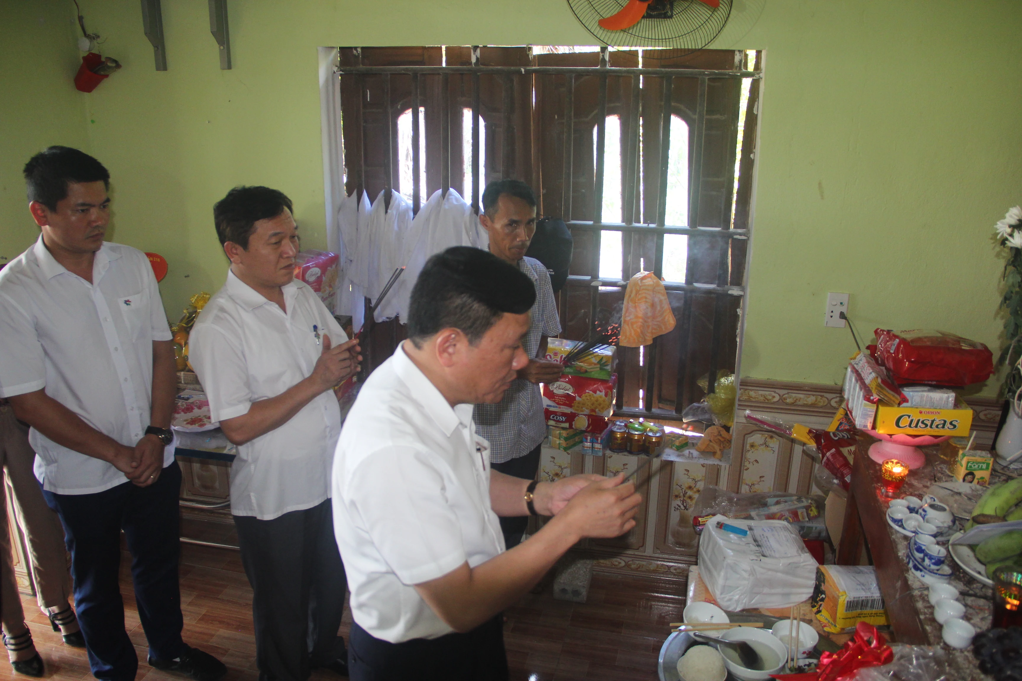 Ban Quản lý Khu Kinh tế Nghi Sơn và Các Khu công nghiệp trao quà hỗ trợ gia đình công nhân tử vong do tai nạn giao thông