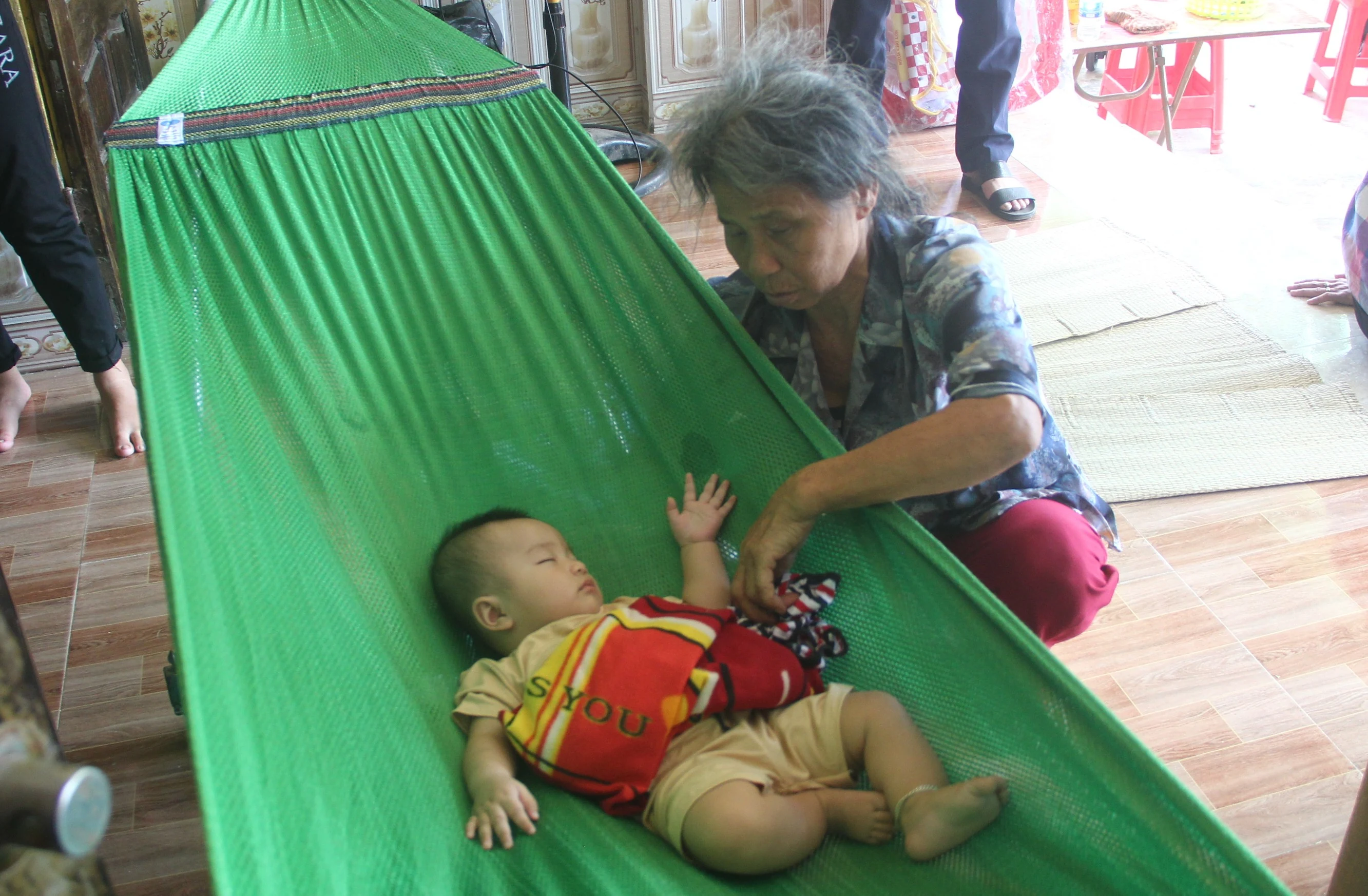 Ban Quản lý Khu Kinh tế Nghi Sơn và Các Khu công nghiệp trao quà hỗ trợ gia đình công nhân tử vong do tai nạn giao thông