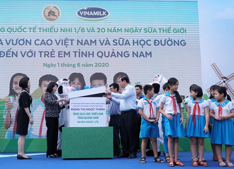 Vinamilk mang niềm vui uống sữa đến với trẻ em Quảng Nam
