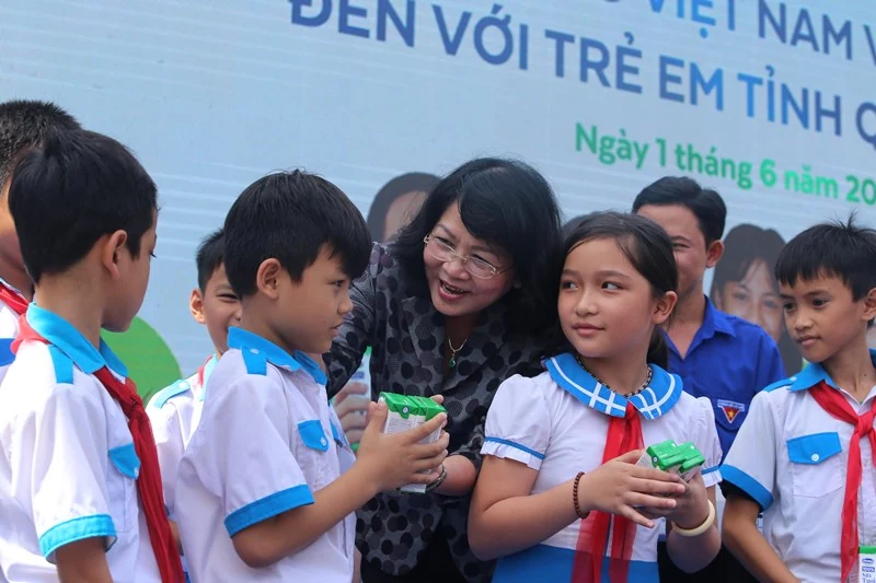 Vinamilk mang niềm vui uống sữa đến với trẻ em Quảng Nam