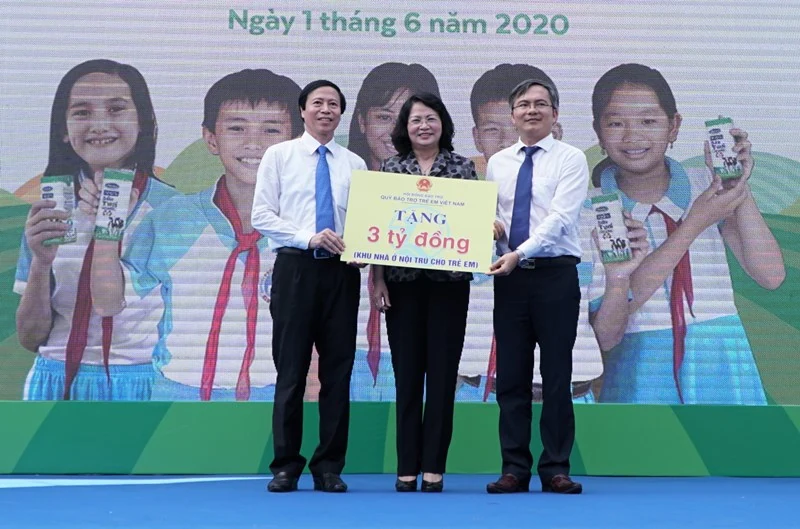 Vinamilk mang niềm vui uống sữa đến với trẻ em Quảng Nam