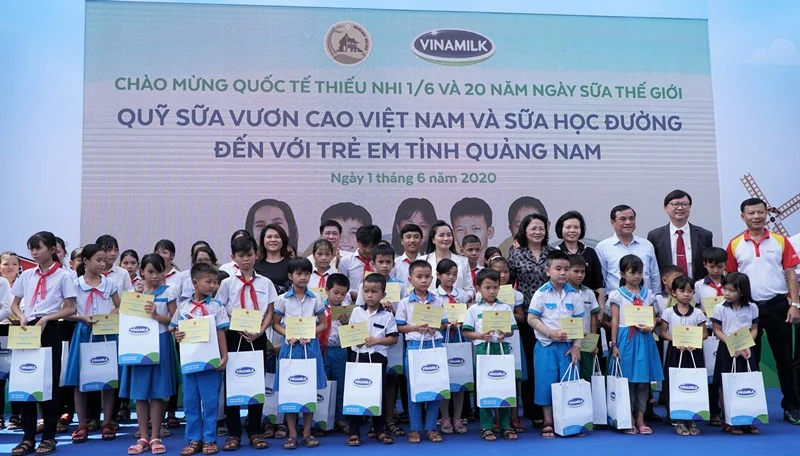 Vinamilk mang niềm vui uống sữa đến với trẻ em Quảng Nam