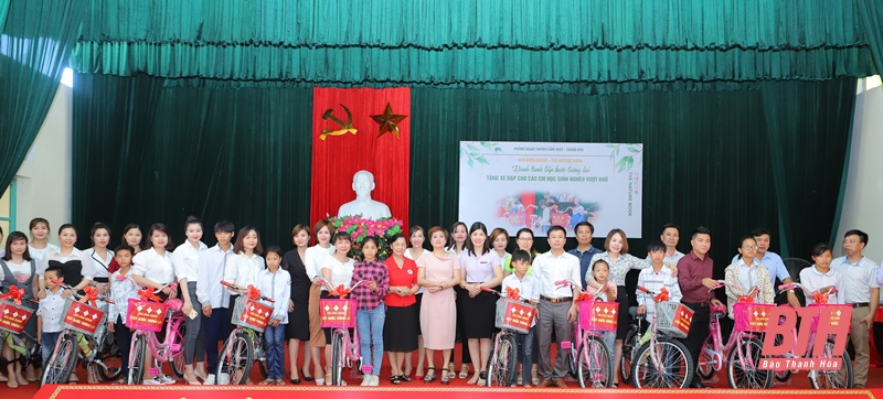 Hòa Bình Group trao tặng xe đạp cho học sinh có hoàn cảnh khó khăn