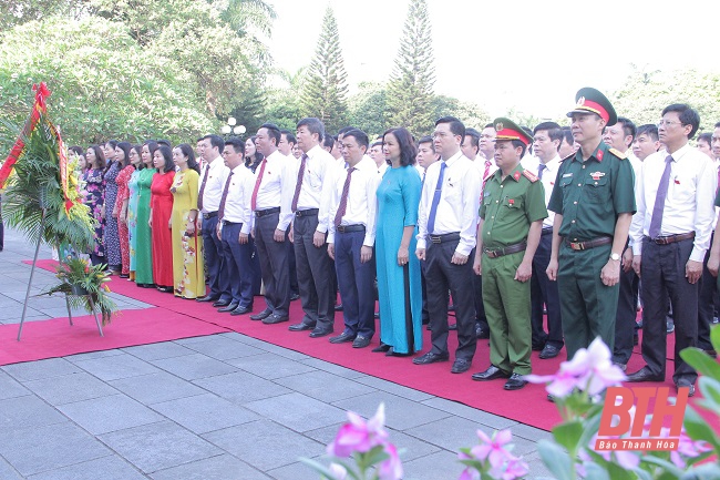 Đoàn đại biểu dự Đại hội đại biểu Đảng bộ TP Thanh Hóa dâng hương tại Khu văn hóa tưởng niệm Bác Hồ
