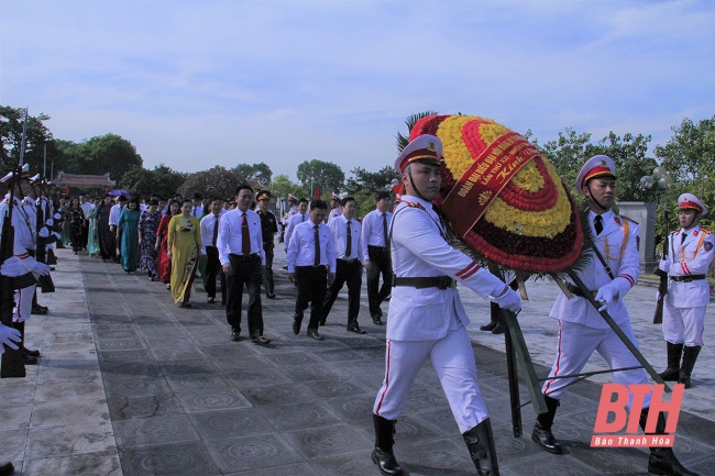 Đoàn đại biểu dự Đại hội đại biểu Đảng bộ TP Thanh Hóa dâng hương tại Khu văn hóa tưởng niệm Bác Hồ