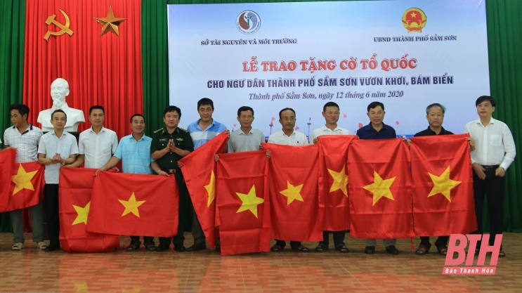 Tặng 1.600 lá cờ Tổ quốc cho ngư dân Thành phố Sầm Sơn