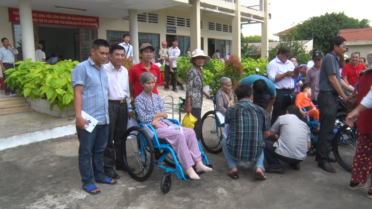 Tiếp nhận 488 xe lăn cho người khuyết tật tỉnh Thanh Hóa