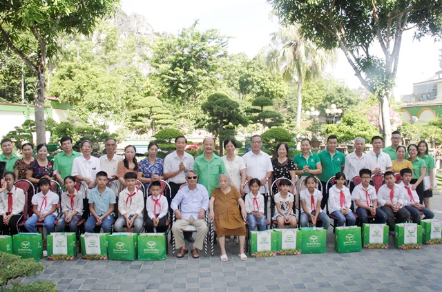 Công ty CP Công Nông nghiệp Tiến Nông nhận đỡ đầu thêm 15 trẻ mồ côi