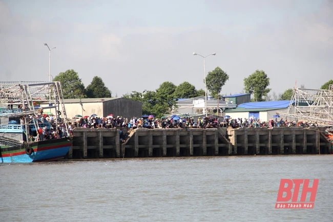 Đặc sắc Lễ hội cầu ngư – bơi chải Sầm Sơn 2020