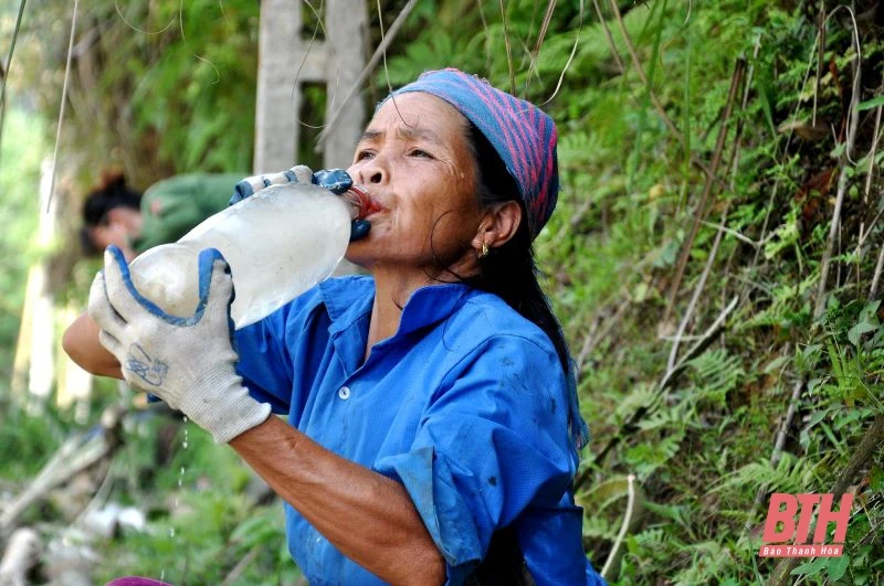 Người dân vùng cao vất vả vì nắng nóng