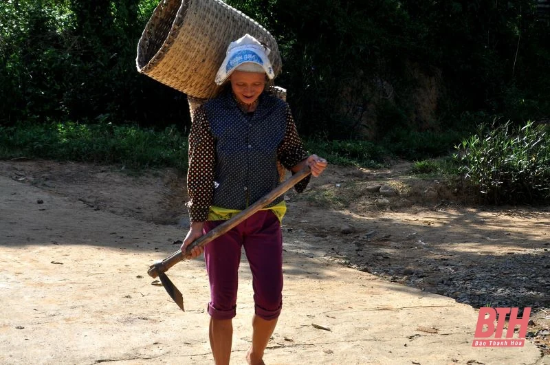 Người dân vùng cao vất vả vì nắng nóng