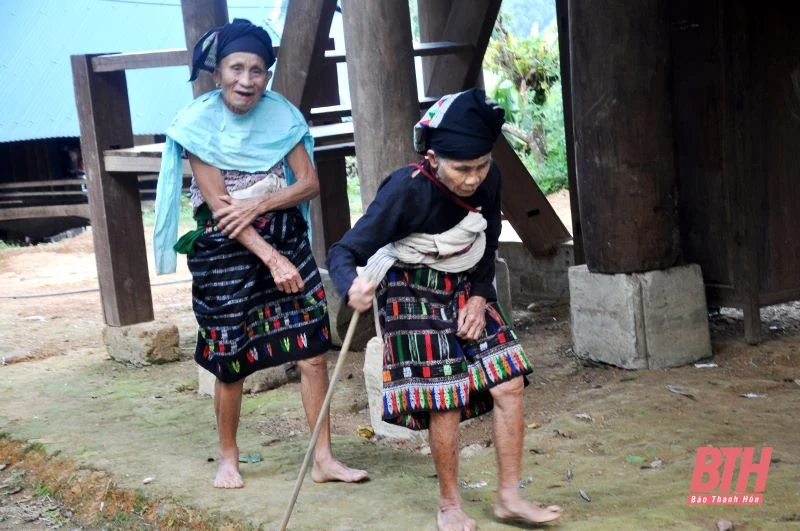 Người dân vùng cao vất vả vì nắng nóng