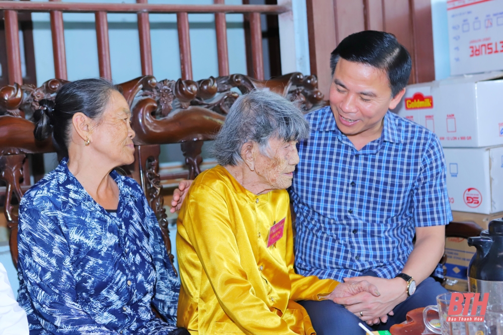 Phó Bí thư Thường trực Tỉnh ủy Đỗ Trọng Hưng thăm, tặng quà các gia đình chính sách huyện Quảng Xương và thị xã Nghi Sơn