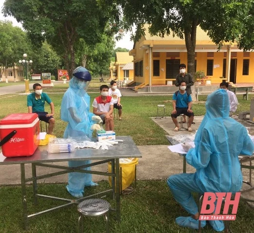 Lấy mẫu xét nghiệm SARS-CoV-2 lần 2 cho 171 công dân đang cách ly tại Sư đoàn 390