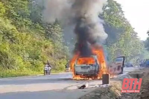 Đang lưu thông trên đường, xe ô tô con bất ngờ bốc cháy