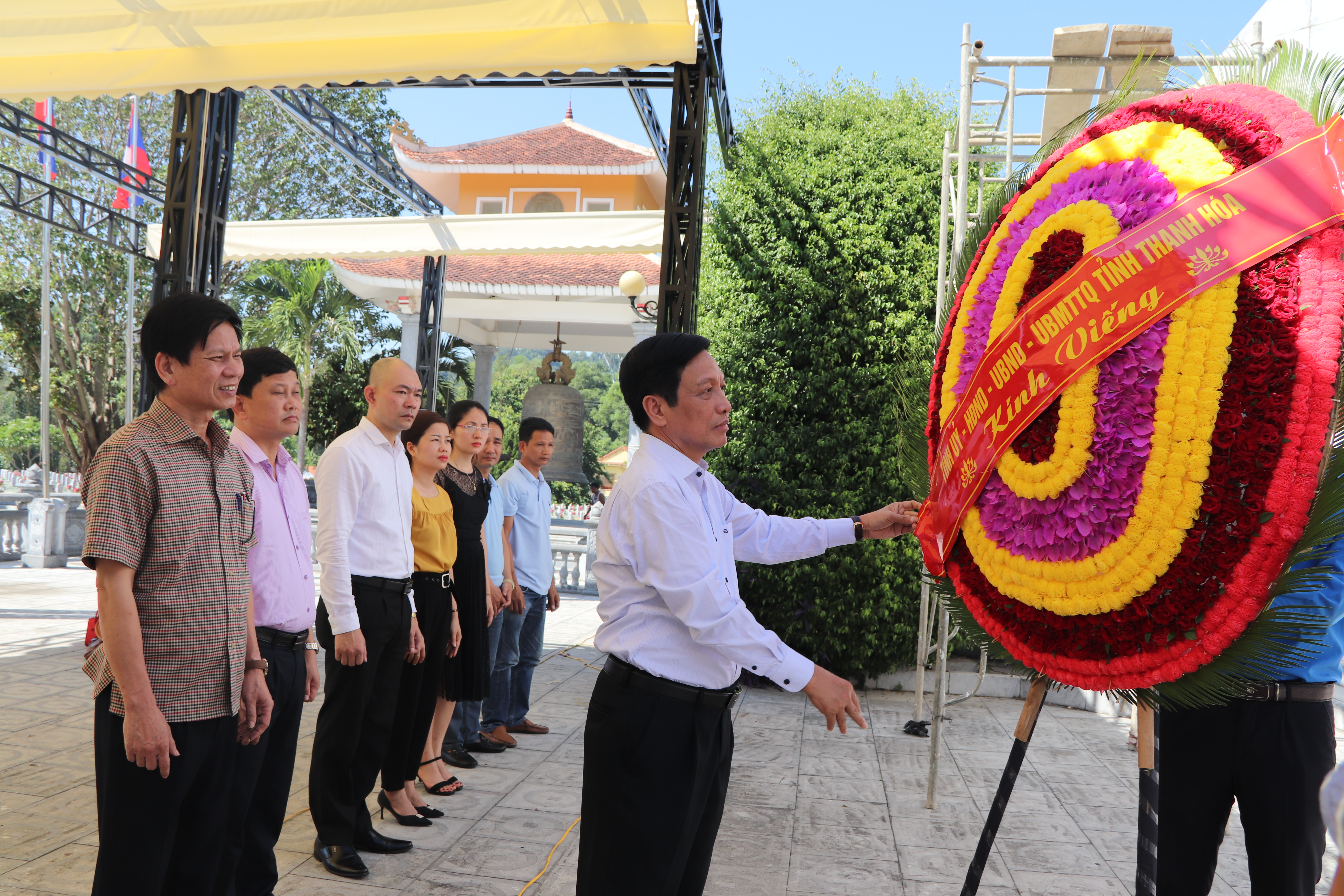 Đoàn Đại biểu tỉnh Thanh Hóa viếng Nghĩa trang liệt sĩ Việt - Lào