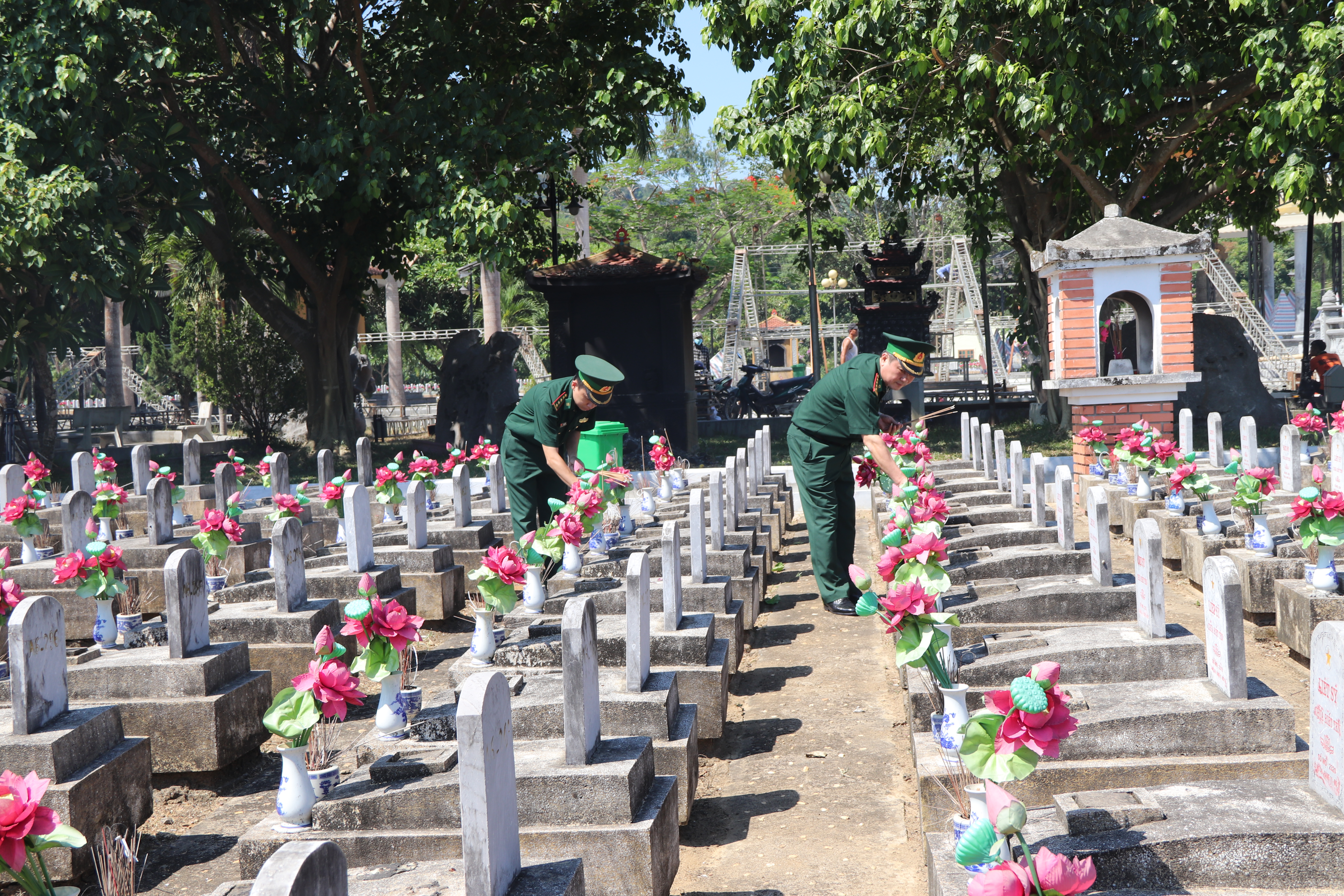 Đoàn Đại biểu tỉnh Thanh Hóa viếng Nghĩa trang liệt sĩ Việt - Lào