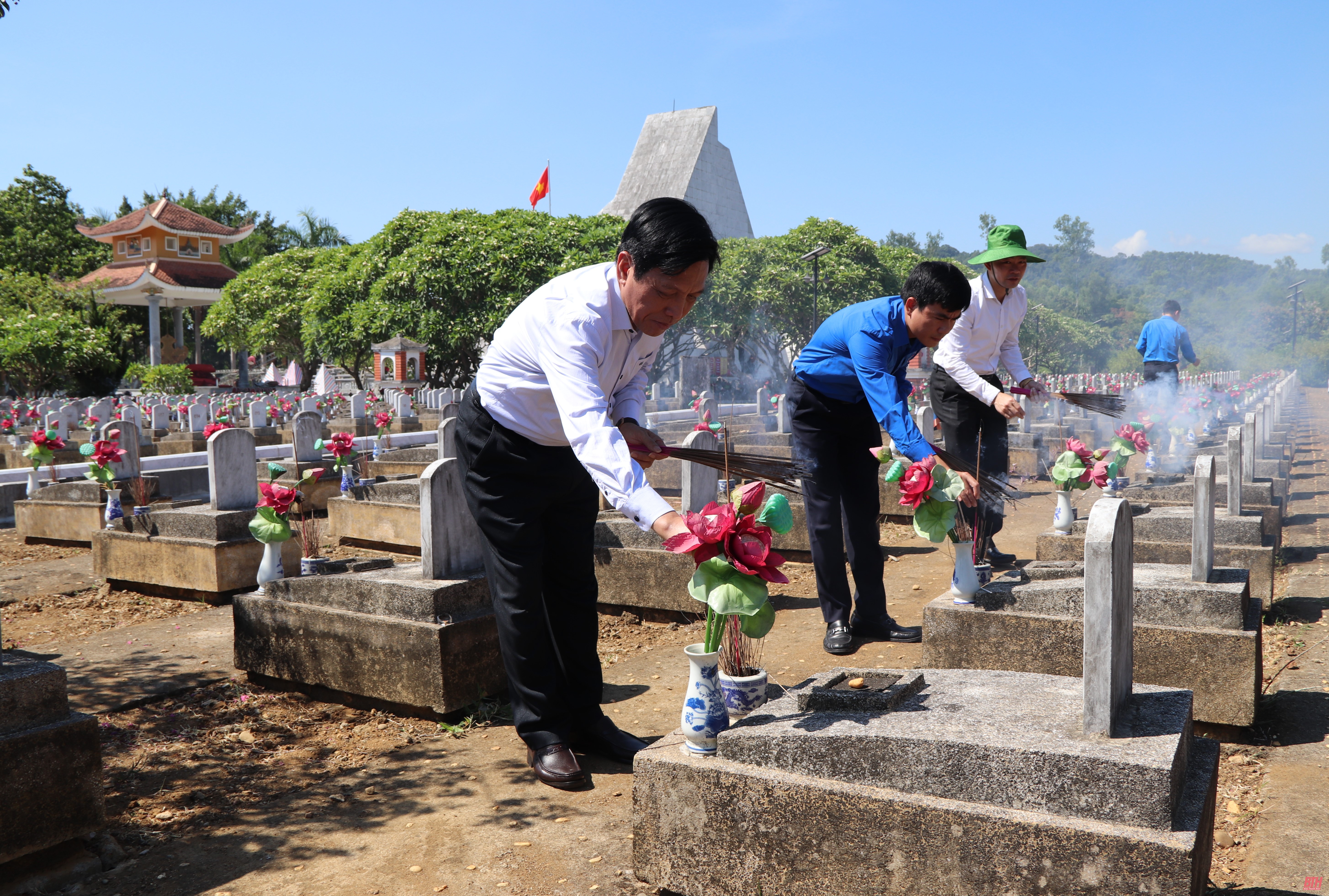 Đoàn Đại biểu tỉnh Thanh Hóa viếng Nghĩa trang liệt sĩ Việt - Lào