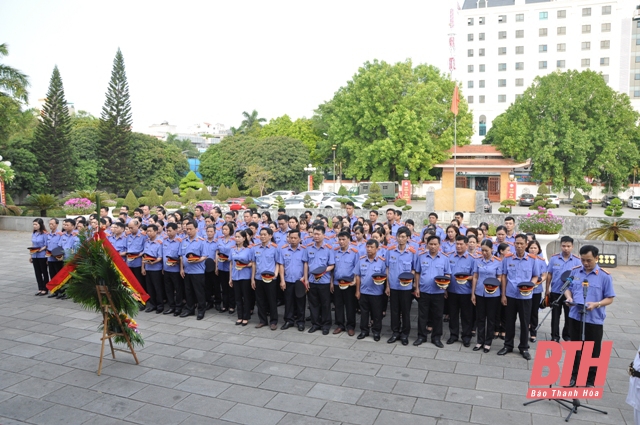 Đoàn đại biểu Viện Kiểm sát Nhân dân tỉnh Thanh Hóa báo công dâng Bác