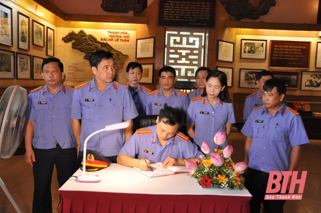 Đoàn đại biểu Viện Kiểm sát Nhân dân tỉnh Thanh Hóa báo công dâng Bác