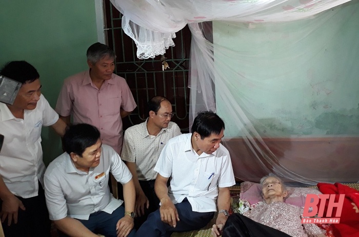 Phó Chủ tịch UBND tỉnh Thanh Hóa Phạm Đăng Quyền thăm, tặng quà các gia đình chính sách
