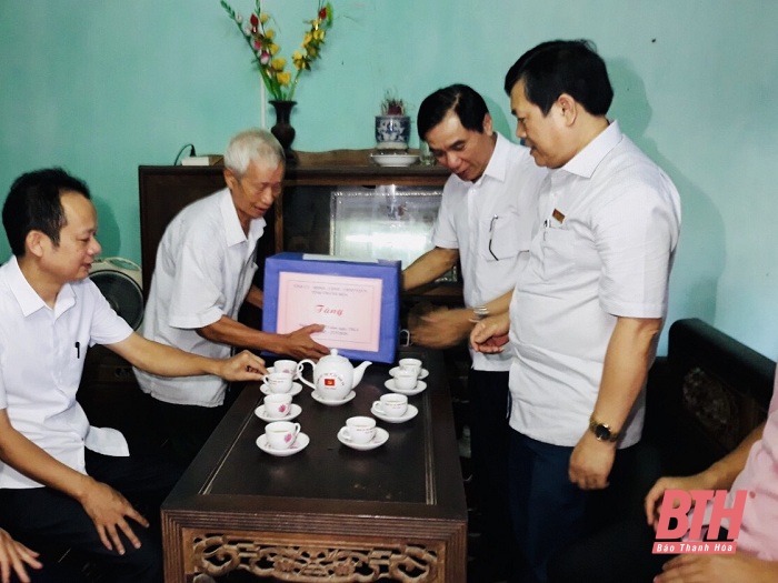 Phó Chủ tịch UBND tỉnh Thanh Hóa Phạm Đăng Quyền thăm, tặng quà các gia đình chính sách