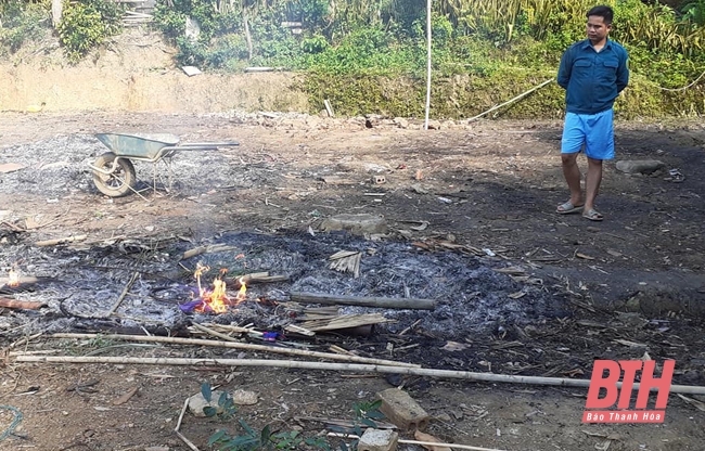 Thăm, hỗ trợ hộ gia đình bị hỏa hoạn cháy nhà tại Quan Sơn