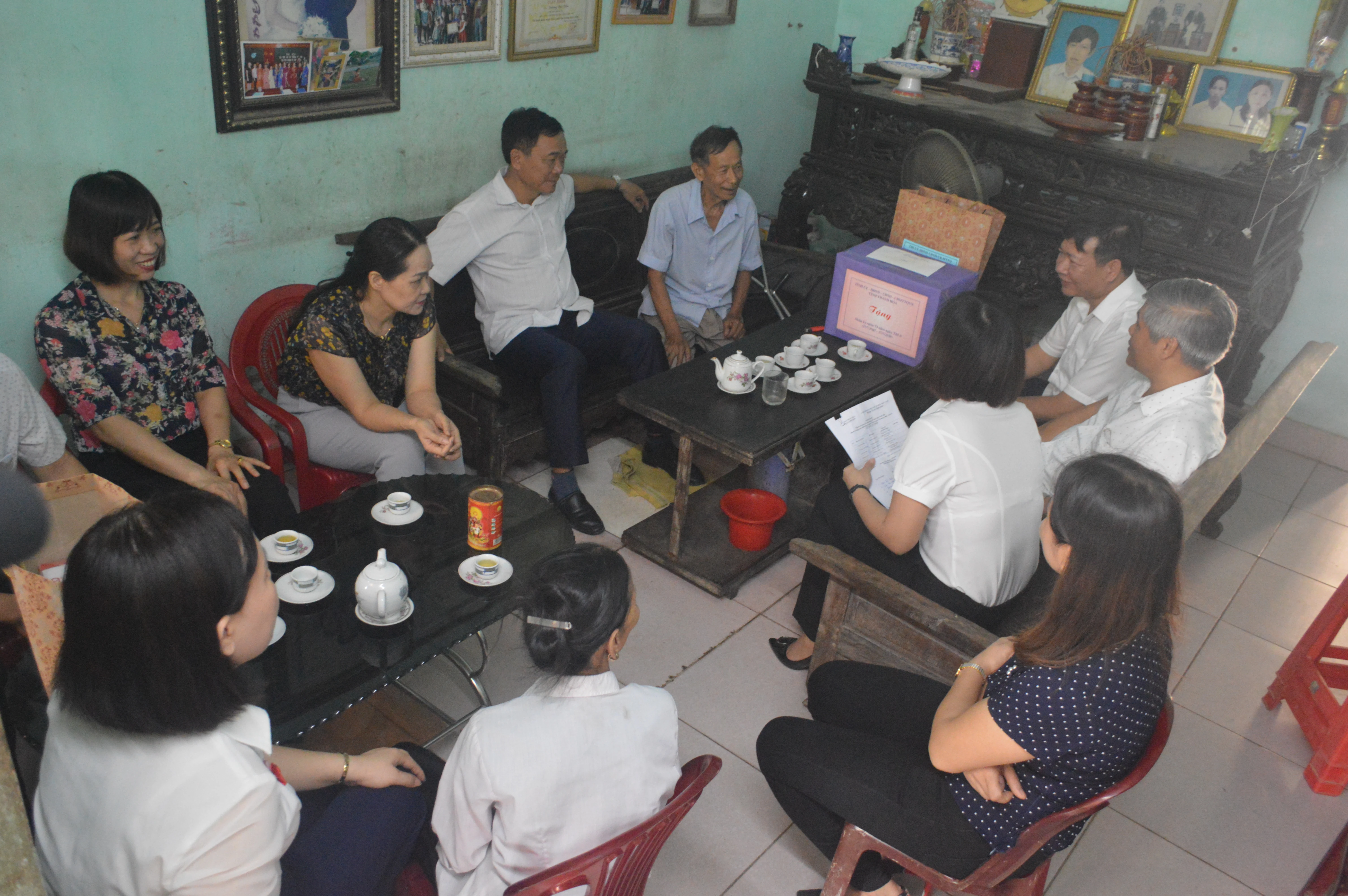Phó Trưởng đoàn ĐBQH tỉnh Thanh Hóa Mai Sỹ Diến thăm, tặng quà gia đình người có công với cách mạng tại thị xã Bỉm Sơn