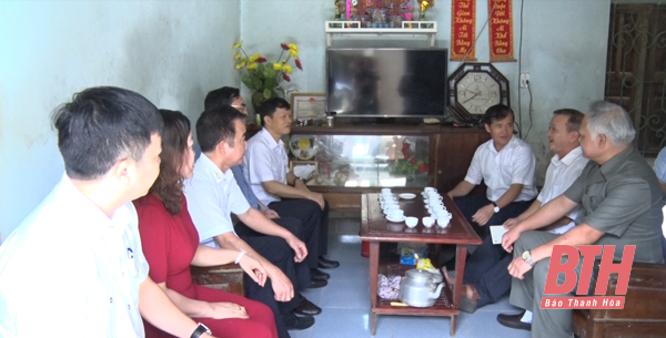 Phó Tổng kiểm toán Nhà nước thăm, tặng quà các gia đình chính sách huyện Quan Hóa