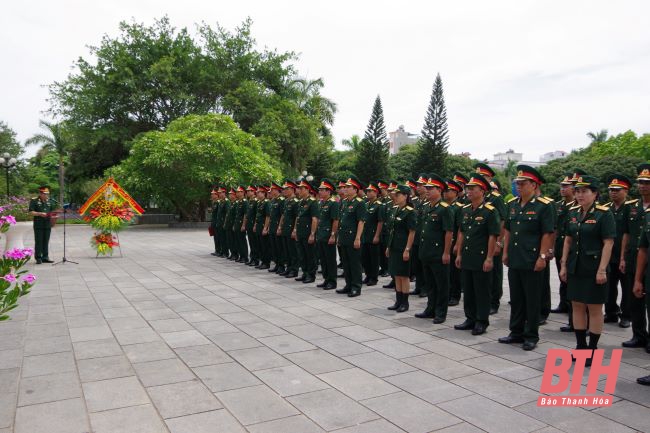 Đoàn đại biểu dự Đại hội Đảng bộ Quân sự tỉnh Thanh Hóa lần thứ XIV báo công dâng Bác