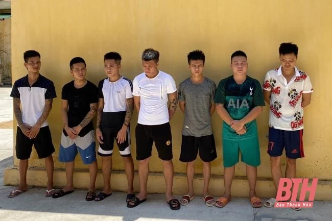 Tạm giam 8 đối tượng dùng hung khí nguy hiểm gây rối TTCC
