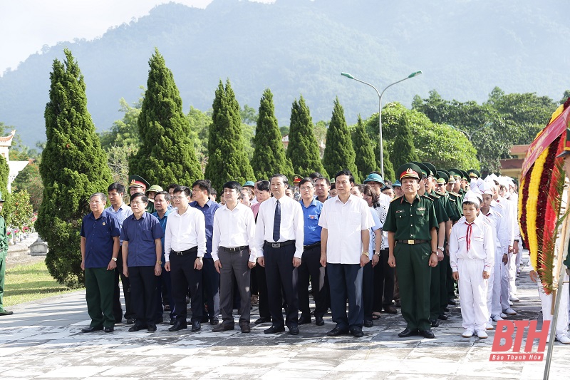 Đoàn đại biểu tỉnh Thanh Hóa dâng hương tại Nghĩa trang liệt sĩ Quốc tế Đồng Tâm