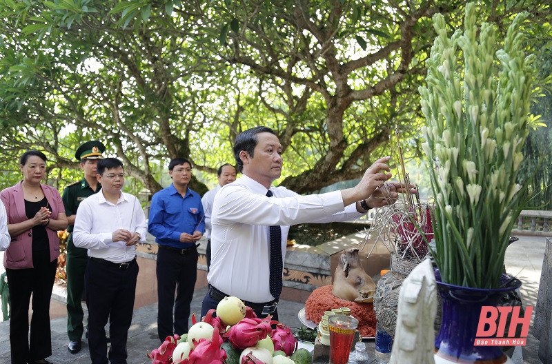 Đoàn đại biểu tỉnh Thanh Hóa dâng hương tại Nghĩa trang liệt sĩ Quốc tế Đồng Tâm