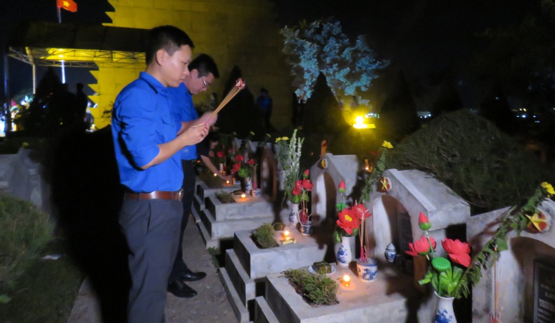 Cầu siêu, thắp nến tri ân các anh hùng liệt sỹ tại Nghĩa trang Liệt sỹ Hàm Rồng