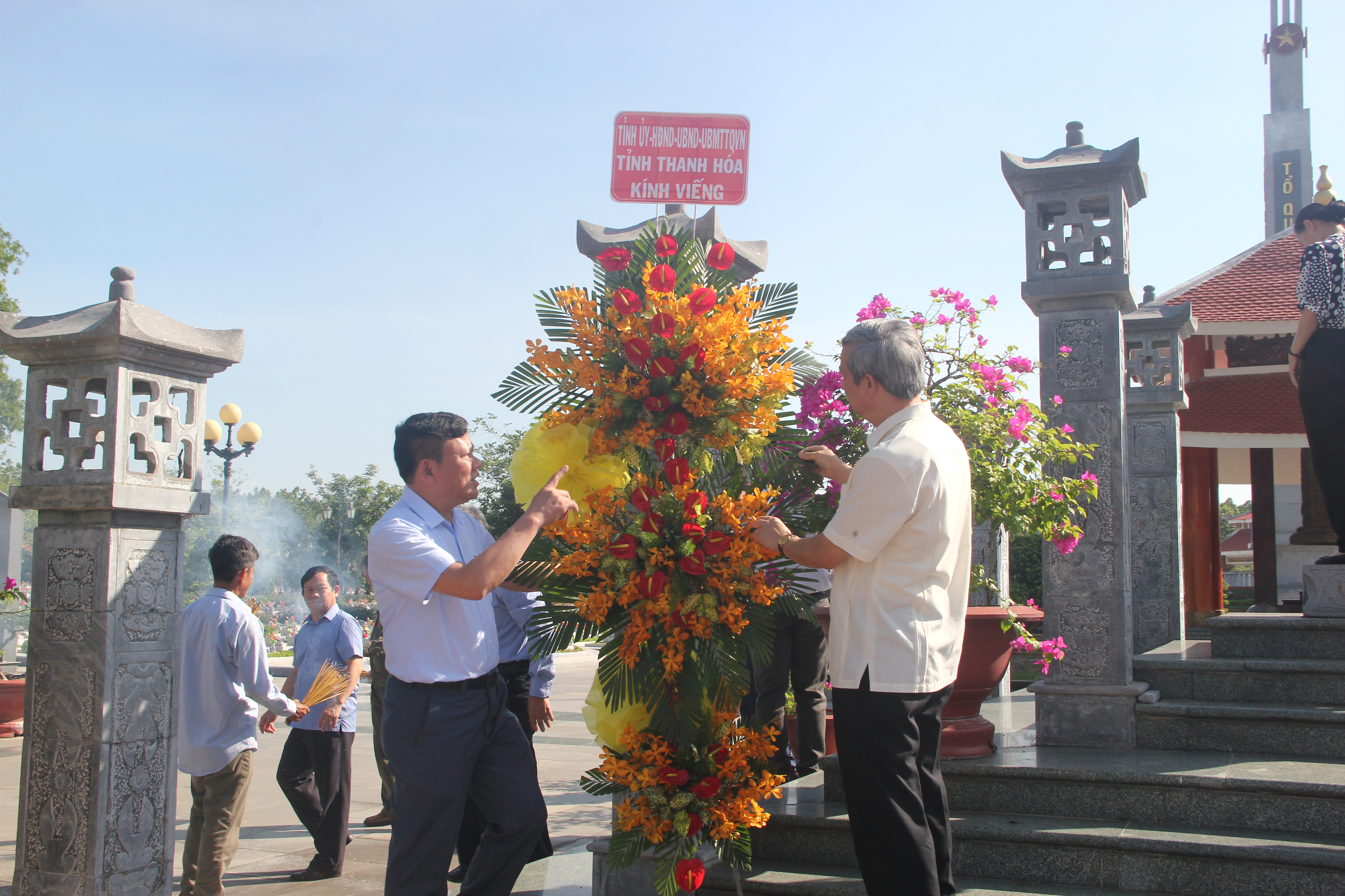 Đoàn đại biểu tỉnh Thanh Hóa viếng anh hùng liệt sỹ tại các nghĩa trang liệt sỹ TP Cần Thơ và tỉnh Tây Ninh
