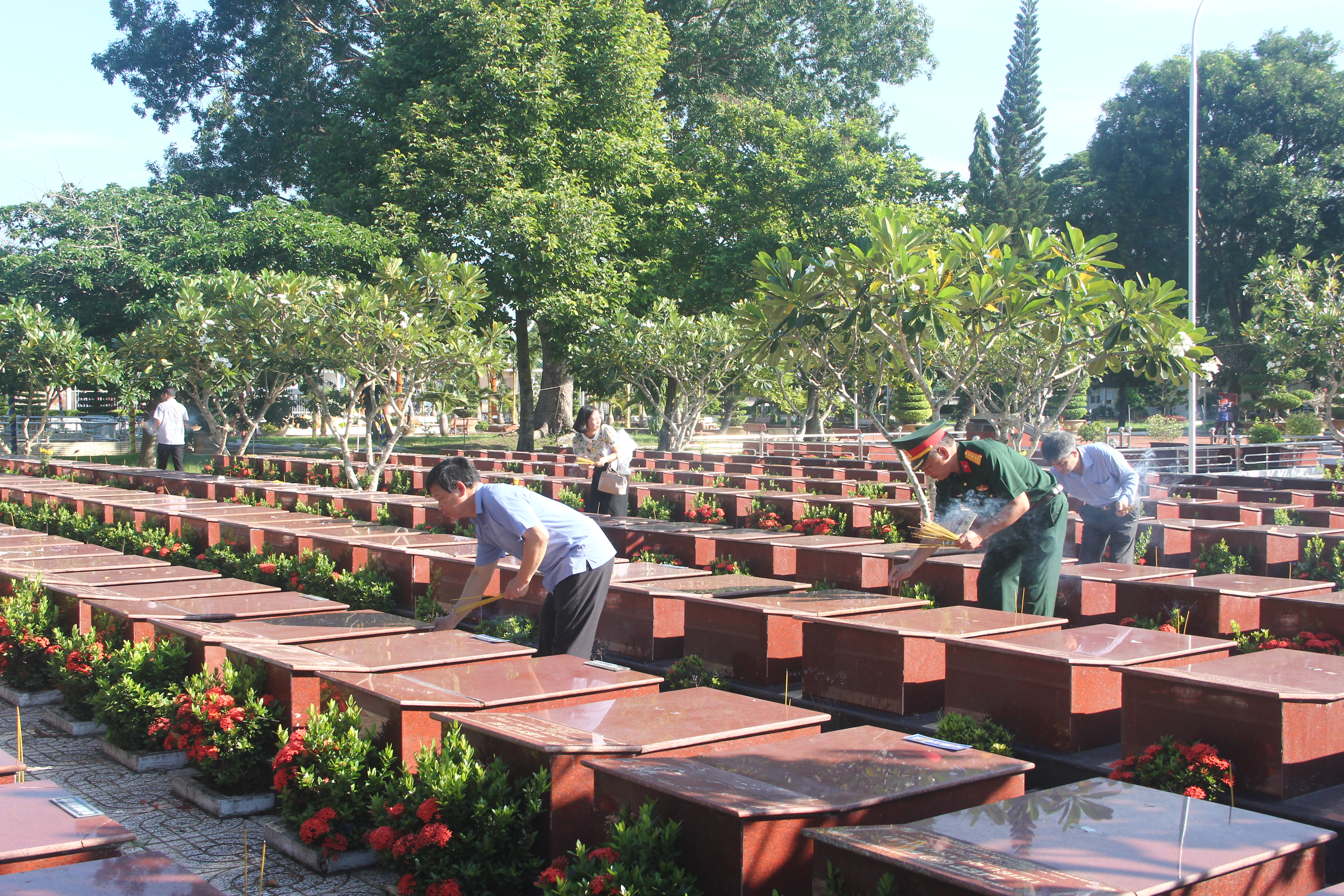 Đoàn đại biểu tỉnh Thanh Hóa viếng anh hùng liệt sỹ tại các nghĩa trang liệt sỹ TP Cần Thơ và tỉnh Tây Ninh