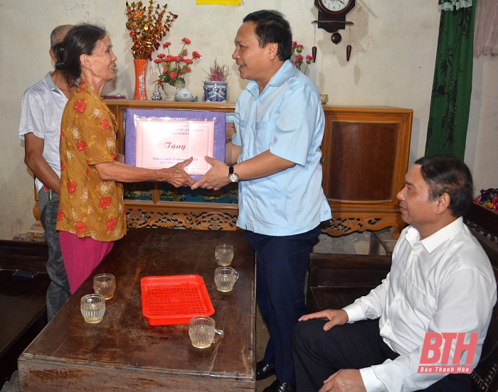 Phó Chủ tịch Thường trực HĐND tỉnh Phạm Thanh Sơn thăm gia đình chính sách tại Hậu Lộc và Như Thanh